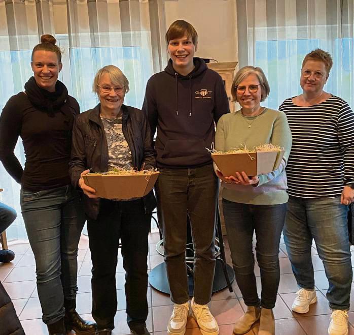 Letzte Jahreshauptversammlung des SV Aktiv Bad Westernkotten als eigenständiger Verein: Die Mitglieder dankten dem Vorstand mit Johanna Lütticke und Dr. Barbara Rohlfs.