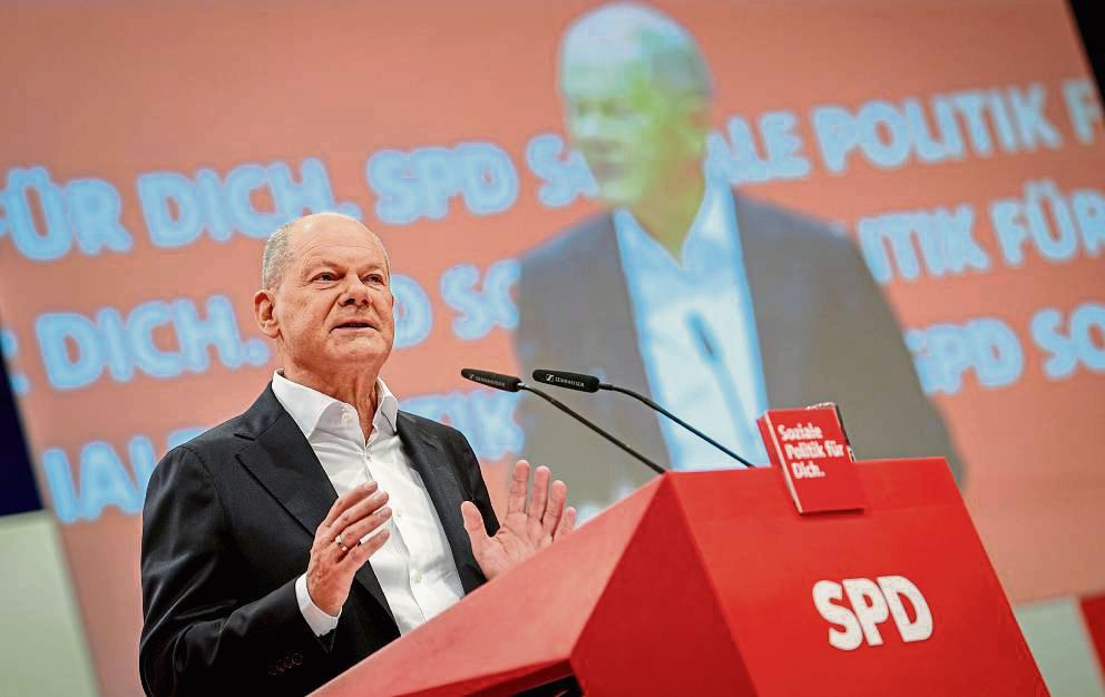 Er mischt noch mit: Ex-Kanzler Olaf Scholz (hier im Juni 2025 auf dem SPD-Bundesparteitag) sitzt weiter als Abgeordneter im Bundestag. Am Freitagabend spricht er im ausverkauften Lippstädter Stadttheater mit Autor und Stiftungsmanager Prof. Michael Göring. Foto: dpa