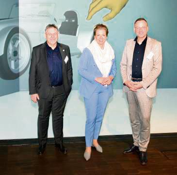 Ministerin Ina Brandes mit Rektor Claus Schuster (r.) und Kanzler Heinz-Joachim Henkemeier (l.). Foto: Hampe