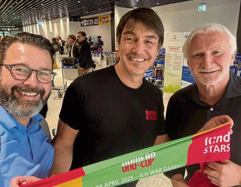 DFB-Sportdirektor Rudi Völler (r.) gab Matze Knop und Kinderlachen-Geschäftsführer Marc Peine (l.) im Flieger nach Rom Tipps für die Aufstellung.