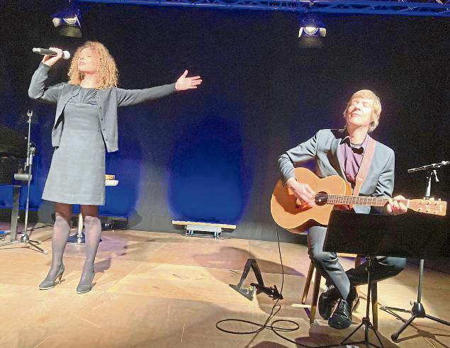 Marie Giroux sang, begleitet von Gitarrist Gunnar Seitz.
