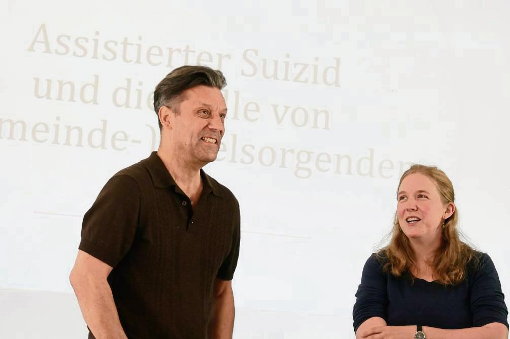 Bestatter Eckhard Gauseweg und Pfarrerin im Probedienst Anika Prüßing informierten die Pfarrkonferenz des Evangelischen Kirchenkreises über das sensible Thema „Assistierter Suizid“. Foto: Hans-Albert Limbrock
