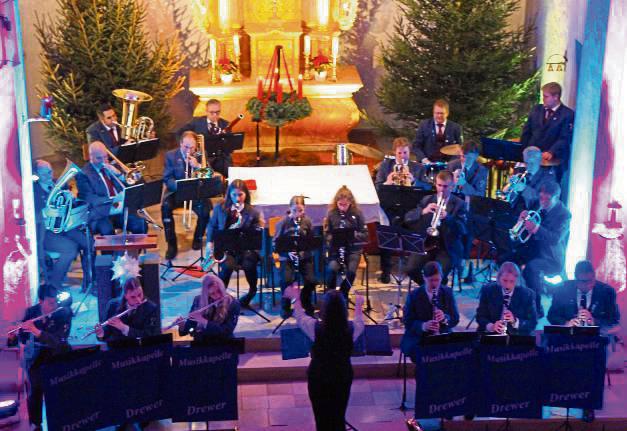 „Stille Nacht“, „Let It Go“ und „Wonderful Christmas Time“: Die Musikkapelle Drewer sorgte beim Weihnachtskonzert für richtig Stimmung. Foto: Löseke