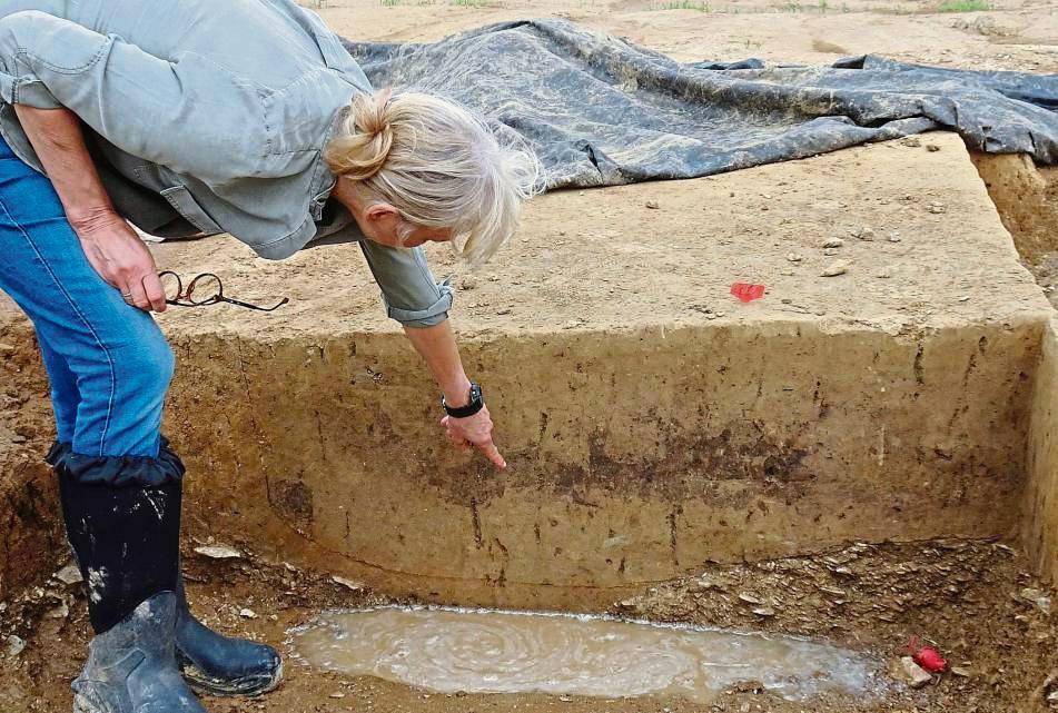 Diese Grube aus der Eisenzeit war noch recht gut erhalten und enthielt auch dunkle Brandschuttreste. Fotos: LWL-AfW Olpe/M. Baales