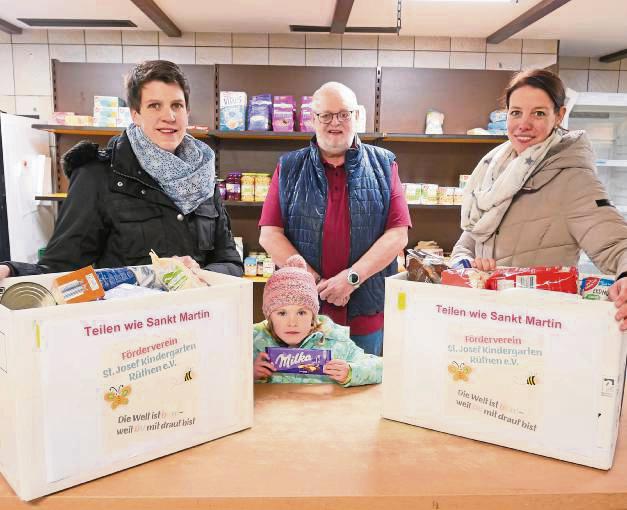 Zwei Kisten voll mit haltbaren Lebensmitteln sammelte der Förderverein St. Josef Kindergarten für die Tafel. Foto: Bsdurek