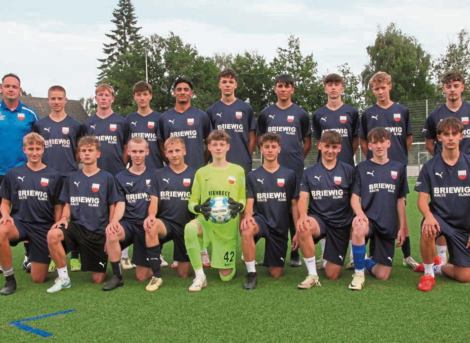 Das neuformierte B-Junioren-Team des TuS Lipperode mit seinem Cheftrainer Holger Rohde (h.l.) peilt in der Bezirksliga einen Platz im oberen Tabellendrittel an. Auf dem Bild fehlen Co-Trainer Christian Fischer sowie Betreuer Thomas Bischoff.