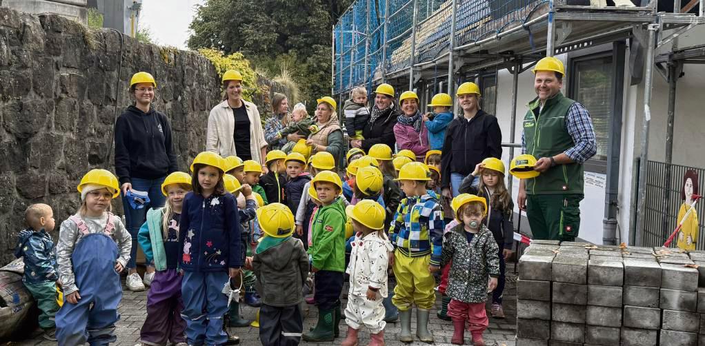 Mit leuchtend gelben Bauhelmen sind Kinder und Erzieherinnen des Clemenskindergartens Kallenhardt nun bestens für die noch andauernden Bauarbeiten gerüstet.