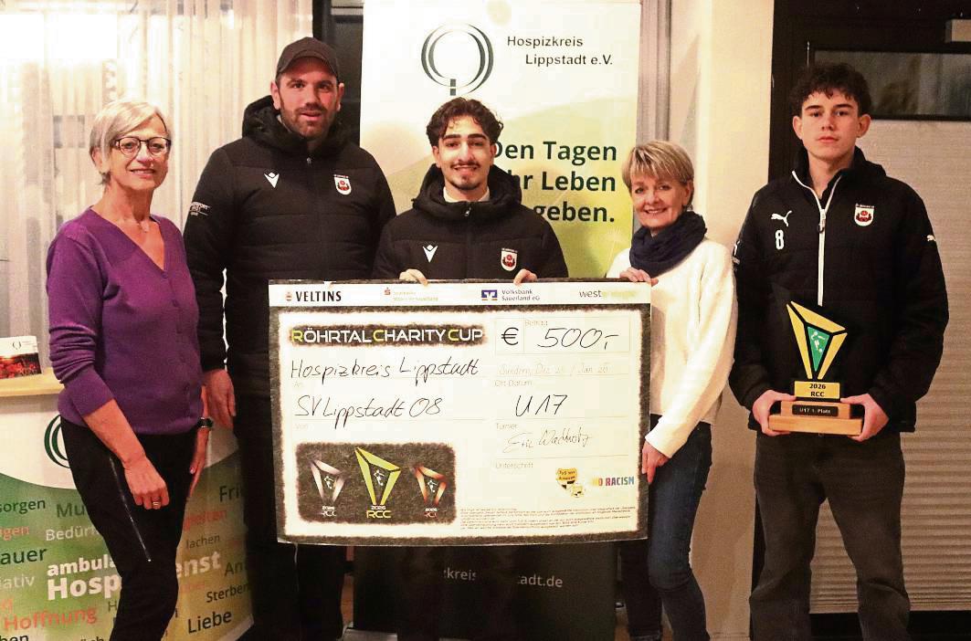 Für die gute Sache legten sich die BII-Junioren des SV Lippstadt beim Hallenturnier in Sundern mächtig ins Zeug und spendeten als Turniersieger 500 Euro an den Hospizkreis Lippstadt (v.l.): Dorothee Gerling, Roman Finke, Ninos Lahdo, Beate Otten und Lian Pernau. Foto: Uwe Feichtinger