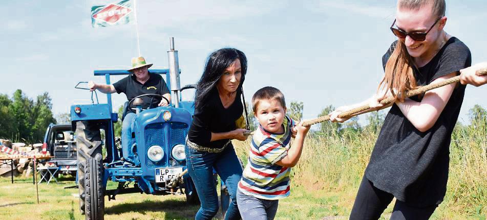 Ganz schön schwer: Ein Trecker musste von Hand 15 Meter gezogen werden. Fotos: Giannakis