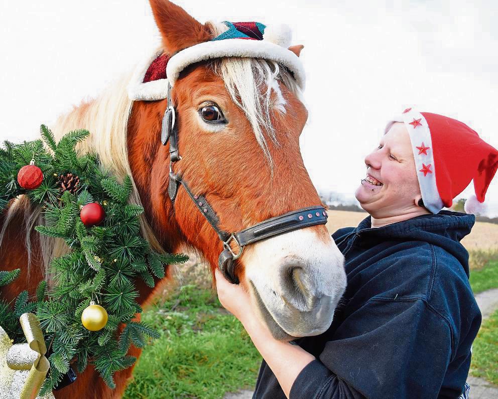 Ein großes Herz für Tiere: Caroline Winkler mit der Haflinger-Stute „Naomi“. Aktuell leben 16 Vierbeiner auf dem Seelenhof in Anröchte. Fotos: Georg Giannakis