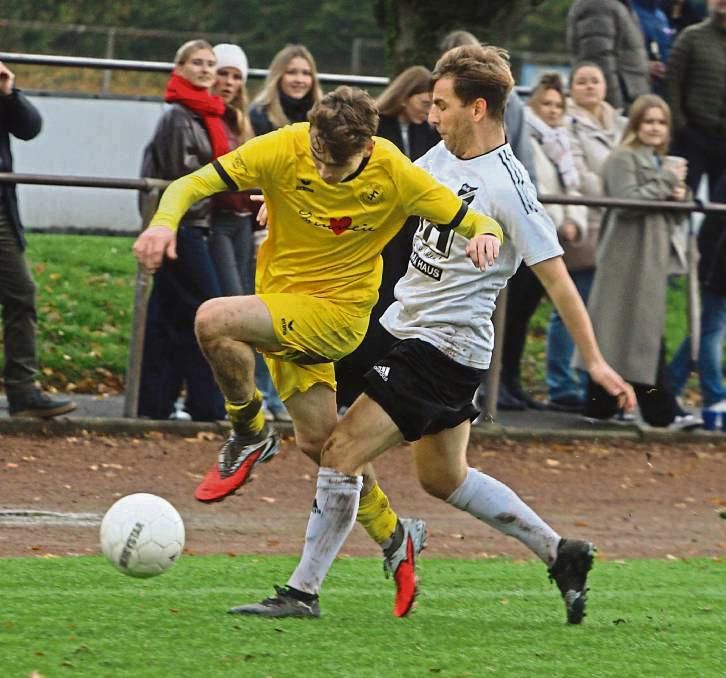 Mit einer überzeugenden Mannschaftsleistung brachte der SuS Störmede (in Weiß) dem SuS Bad Westernkotten II die erste Saisonniederlage bei. Am Ende stand es 3:0 Foto: Hartmut Brand