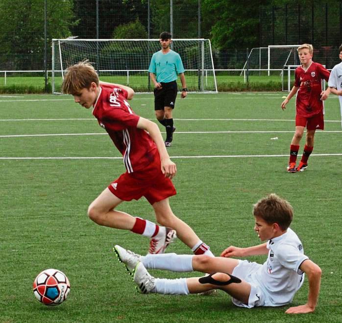 Als Titelverteidiger geht die D-Jugend des SV Lippstadt (in Rot) ins Kreispokalfinale bei BW Lipperbruch und will sich erneut den Titel sichern. Foto: Dannhausen