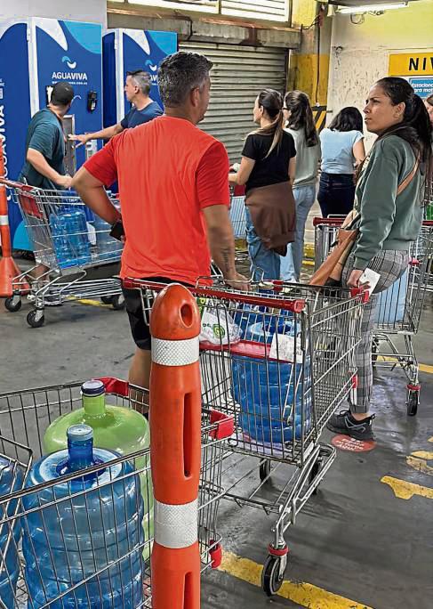 Nach dem Angriff der USA sind die Menschen in Venezuela nicht in Panik verfallen: Im Supermarkt wurde weder gedrängelt noch gehortet, so Rafael Stern, der diese Fotos gemacht hat. Lediglich vor der Wasserausgabe und am Eingang habe es kurze Schlangen gegeben.