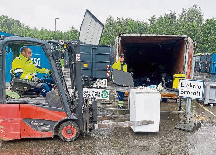 Dominik Menner (l.) und Felix Aust sorgen am Abfallwirtschaftszentrum Werl dafür, dass Elektro-Altgeräte fachgerecht sortiert und verladen werden. Foto: Malik (ESG)
