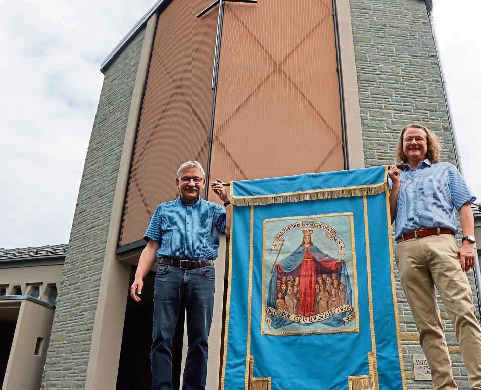 Heinz Grüne (l.) und Andreas Stillecke tragen die Lobetagsfahne bereits seit mehreren Jahrzehnten – so wie es schon ihre Väter getan haben. Foto: Dietz