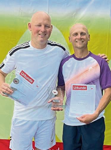 Im Finale der Herren 45 setzte sich Pavel Jakunin (r.) vom TC GW Lippstadt mit 6:0 und 6:2 gegen Michael Niemeier (l.) aus Westenholz durch und holte sich damit den Westfalenmeistertitel.