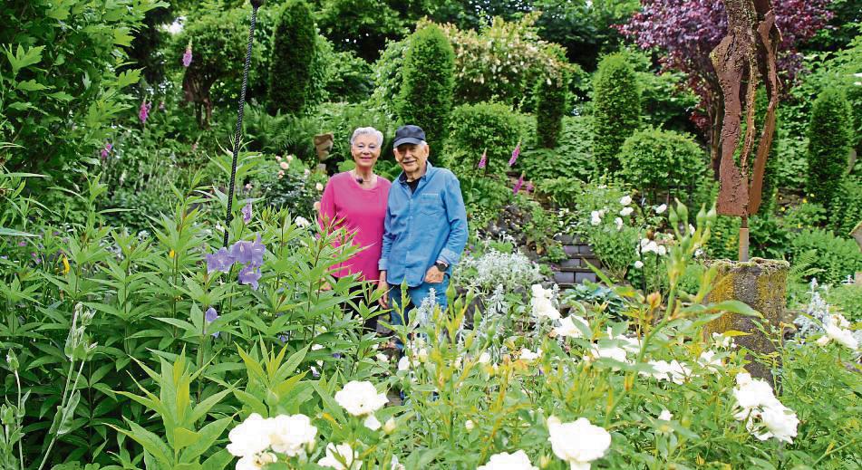Marlies Müller-Kaufmann und Elmar Müller sind stolz auf ihren Garten. Foto: Löseke