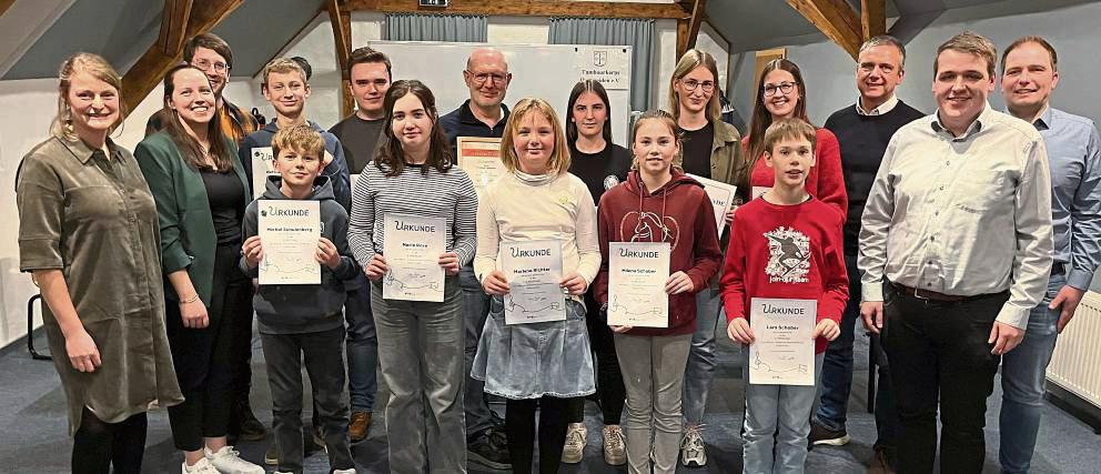Für bestandene Prüfungen und langjährige aktive Mitgliedschaften ehrte das Tambourkorps Oestereiden zahlreiche Musiker.