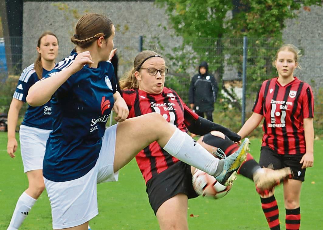 Voller Einsatz ist beim SV Lippstadt (in Schwarz-Rot) gefragt, denn im Heimspiel gegen den Landesligisten aus Stirpe steht man vor einer hohen Pokalhürde. Bezirksligist TuS Belecke (in Blau) will in Lipperode seiner Favoritenrolle gerecht werden. Foto: Uwe Feichtinger