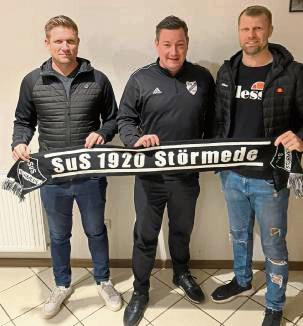 Fußballabteilungsleiter Matthias Stiller begrüßte das neue Trainergespann Bastian (l.) und Daniel Rehborn.