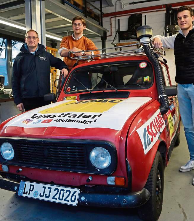 Julian Ebert (r.) und Jonas Wilmes (M.) sind nach zwei Jahren Pause das erste Team, das wieder für die FH an der 4L-Trophy teilnimmt. Betreut werden sie von Prof. Jens Bechthold, der die Teilnehmer der Soester FH seit 2011 betreut. Foto: Klaus Bunte