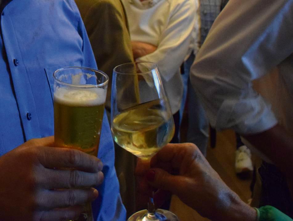 Ordentlich angestoßen wurde am Sonntagabend auf der Wahlparty der CDU. Foto: Daniel Kossack