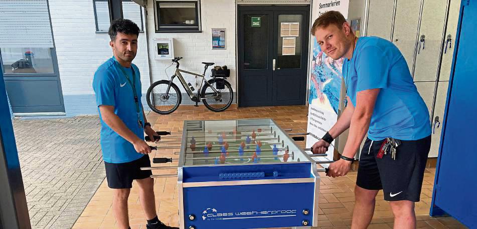 Die Schwimmmeister Max-Gregor Gerhardt und Arno Setaghyan haben Freude am Outdoor-Kicker. Foto: Frenz