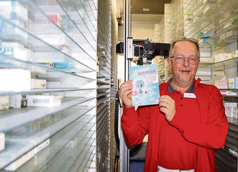Der Roboter holt die Medikamente aus den Regalen und wirft sie in ein Ausgabefach. Nun muss jedoch ein neuer her, sagt Apotheker Hermann-Josef Brinkmann. Foto: Dietz
