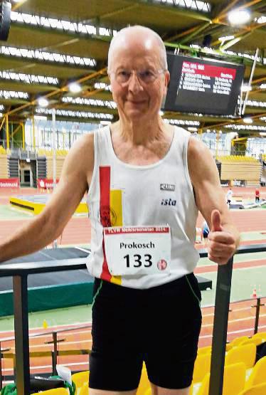 Daumen hoch - gewonnen. Der Lippstätder Torolv Prokosch sicherte sich in der Klasse M75 den Westalenmeistertitel im 60-Meter-Sprint.