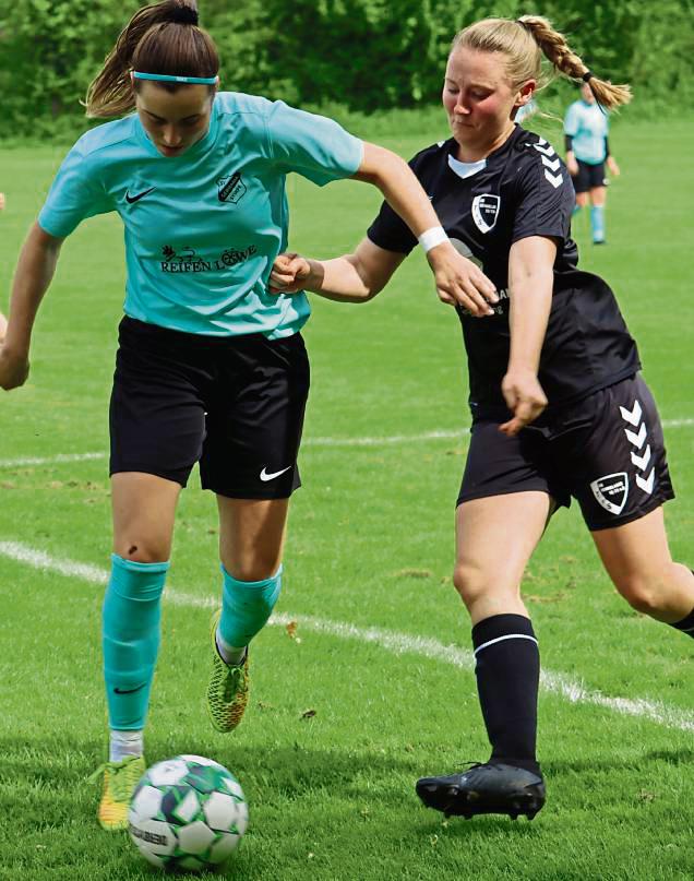 Unter keinen guten Vorzeichen steht das Heimspiel der Stirper Frauen (helle Trikots) gegen Delbrück, denn es fällt fast die komplette Stammelf aus. Foto: Feichtinger