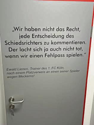 Mehr Respekt im Umgang mit den Schiedsrichtern wünscht sich der TuS Anröchte – und weist darauf nun deutlich sichtbar an den Kabinentüren am Südring hin.