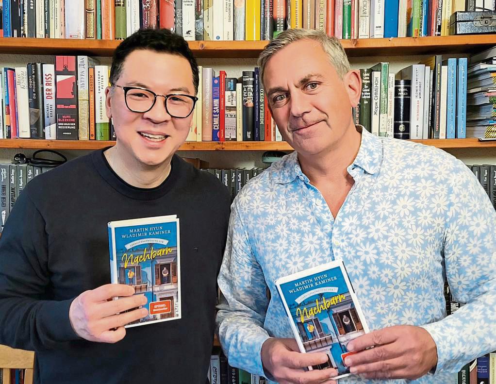 Der Autor Dr. Martin Hyun (links) gemeinsam mit Wladimir Kaminer, mit dem er das Buch „Gebrauchsanweisung für Nachbarn“ geschrieben hat.