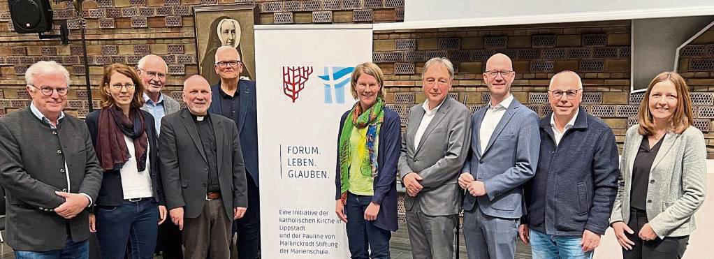 Das Gruppenfoto zeigt die Verantwortlichen für „Forum. Leben. Glauben“ aus dem pastoralen Raum Lippstadt, der Marienschule sowie der Pauline von Mallinckrodt Stiftung zusammen mit dem Referenten Hans Josef Vogel, v.l.: Dietmar Lange, Beate Sulk-Clasen, Franz Ulrich Lücke, Pastor Wulf, Hans Josef Vogel, Ute van der Wal, Raimund Schnitker, Michael Lange, Ernst Bockhorst und Anja Rotter.