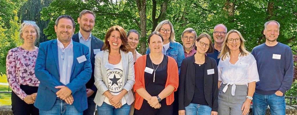Tauschten sich mit anderen Experten zum Thema aus (vorn, v.l.): Kerstin Werner (Stadt Lippstadt), Dr. Christian Konkol (LWL-Klinik Warstein), Anneke Knüppel (psych. Psychotherapeutin), Sara Kremer (Stadt Soest), Dr. Christiane Tilly (LWL-Klinik Lippstadt), Silvia Kampmann (SkM Lippstadt); (hinten, v.l.) Christoph Straub (Kreis Soest), Christiane Schirk (Stadt Lippstadt), Stefanie Gernhold (Diakonie-Ruhr-Hellweg), Helmut Woitkowski (Supervisor), Andreas Plenge (Stadt Warstein) und Andreas Plotz (Caritasverband Kreis Soest). Foto: Dreps (LWL)