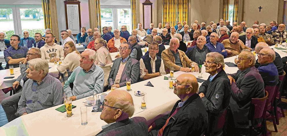 Die Senioren der Sebastianer ließen den Nachmittag bei Gesprächen, Schnittchen und Getränken ausklingen.