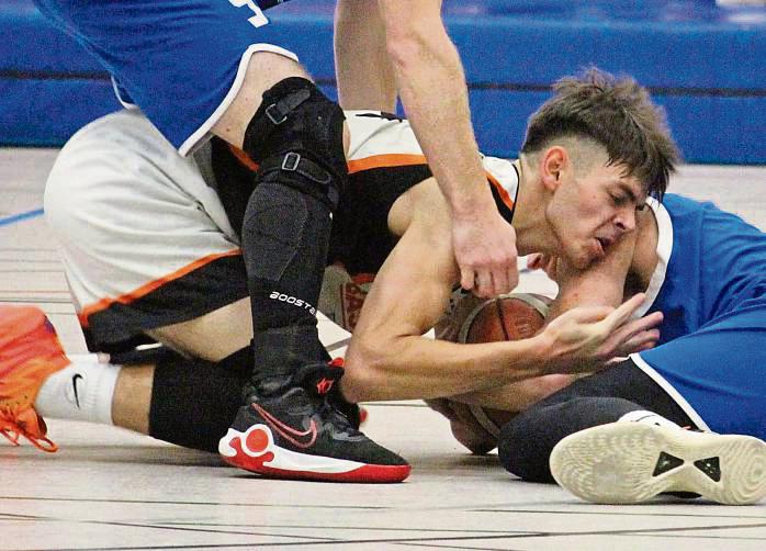 Die Basketballer des LTV Lippstadt (in Weiß) tauschten das Heimrecht und treten am Sonntag in Schwerte an. Foto: Heinke