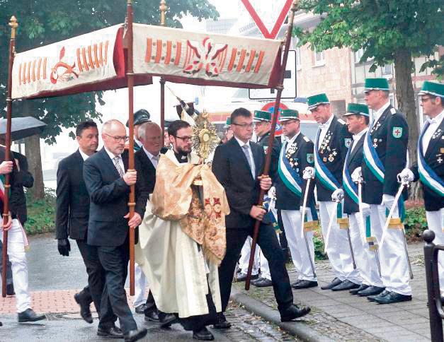 Die Prozession zog um die alten Rüthener Grenzen – begleitet von vielen Fahnenabordnungen. Fotos: Kloer