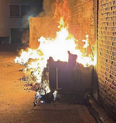 Ein Trupp unter Atemschutz musste die Container, die lichterloh in Flammen standen, löschen. Foto: Feuerwehr