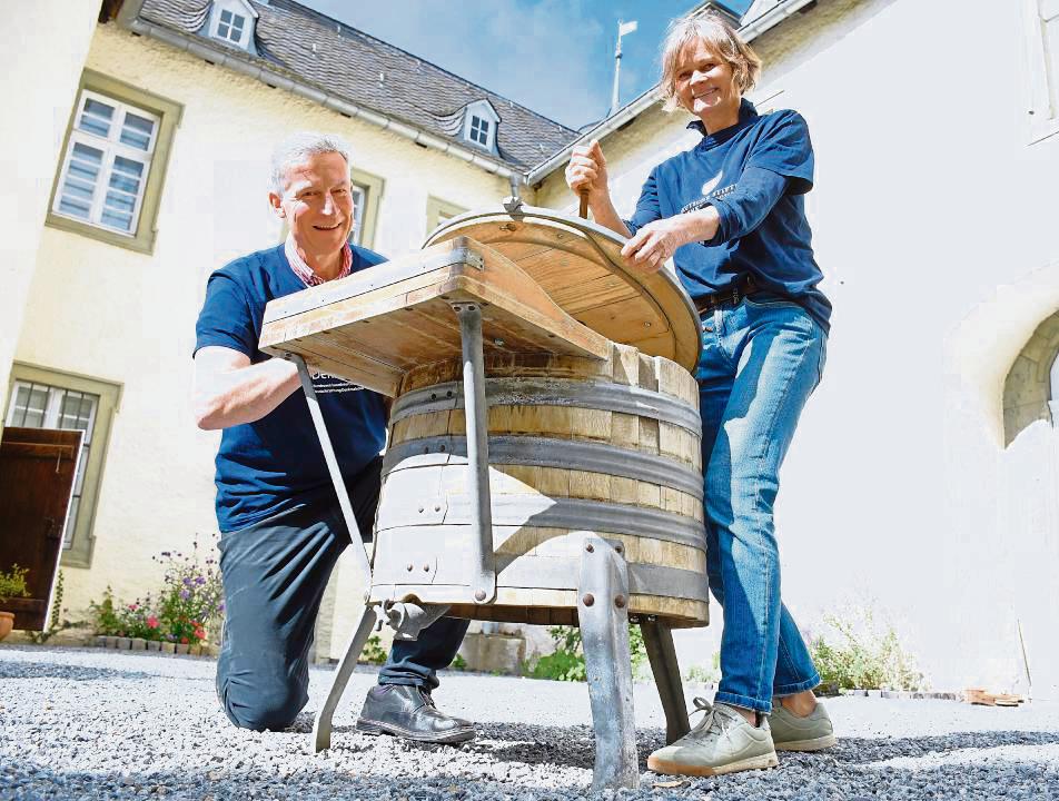 Waschen war anno dazumal Handarbeit: Die Schlossbesitzer Cornelius und Friederike von Fürstenberg an der historischen Kurbelwaschmaschine. Foto: Georg Giannakis