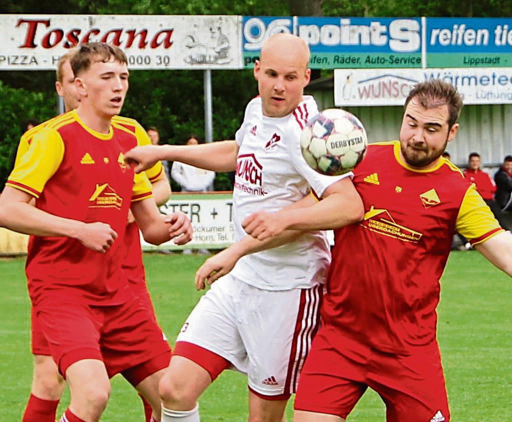 RW Horn, hier mit Wilmes (in Weiß), hat seine Chancen auf den Klassenerhalt gewahrt. Die Rot-Weißen erkämpften sich gegen Ehringhausen ein 1:1-Unentschieden. Foto: Schnieder