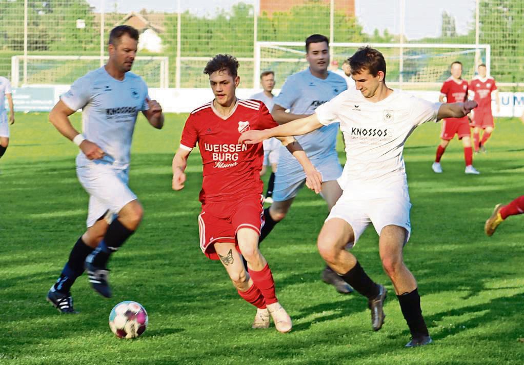 Generalprobe gelungen. Mit einem 4:0-Sieg beim VfL Hörste/Garfeln II stimmte sich RW Horn (in Rot) auf das jetzt anstehende Topduell in Langeneicke ein. Foto: Feichtinger