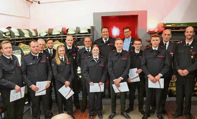 Zahlreiche Beförderungen und Ehrungen nahm Gemeindebrandinspektor Rafael Schmidt in der Jahresdienstbesprechung der Löschgruppe Mellrich vor. Foto: Priesnitz