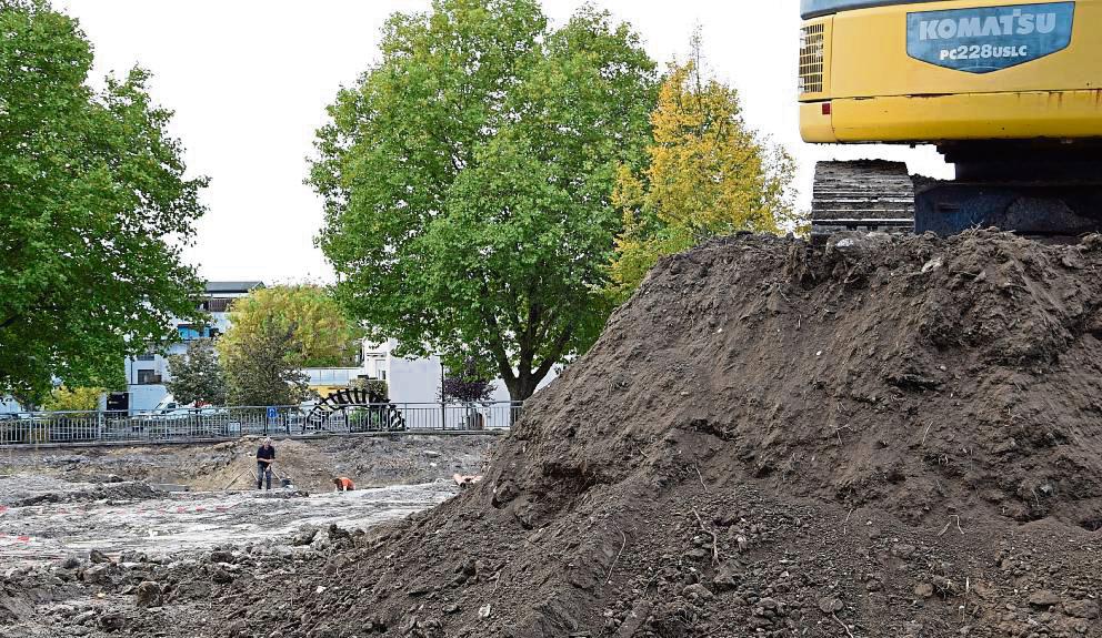 Bislang sind die Bagger am Platz für den Neubau des Rathauses nur gerollt, um den Archäologen den Boden zu ebnen – 2028 muss das Projekt aber fertig sein. Archivfoto: Daniel Kossack
