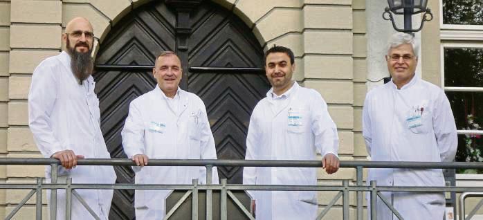 Freuen sich über das Zertifikat (v.l.): Dr. Dirk Baumann, Prof. Dr. Thomas Heß, Ahmed Alshrafy und Morteza Sarzaeim.