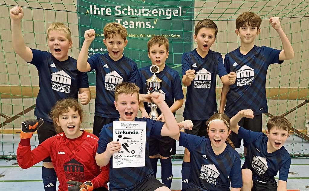 Der Wanderpokal geht an die Haar: Die E-Junioren der JSG Oestereiden/Effeln besiegten in einem hochspannenden Finale die JSG Anröchte/Mellrich mit 2:1. Foto: Heinke