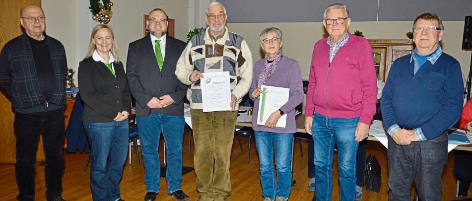 Die goldene Ehrennadel für 50 Jahre Blas- und Salonmusik bekam Ursula Baumeister (3.v.r.) sowie Philipp Mellor (M.) für 20 Jahre Verdienste um die Blasmusik vom Kreisvorsitzenden des Volksmusikerbund Soest, Frank Steffens (3.v.l.). Foto: Holthoff