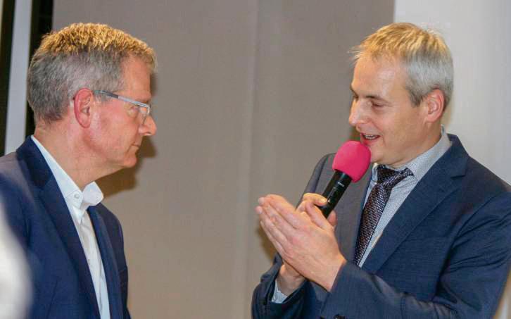 Keine Träumerei, sondern klarer Blick auf die Wirtschaft: Bürgermeister Alexander Tschense (r.) wurde vom Standortforum-Vorsitzenden Matthias Wiehen begrüßt. Foto: Axel Schwade