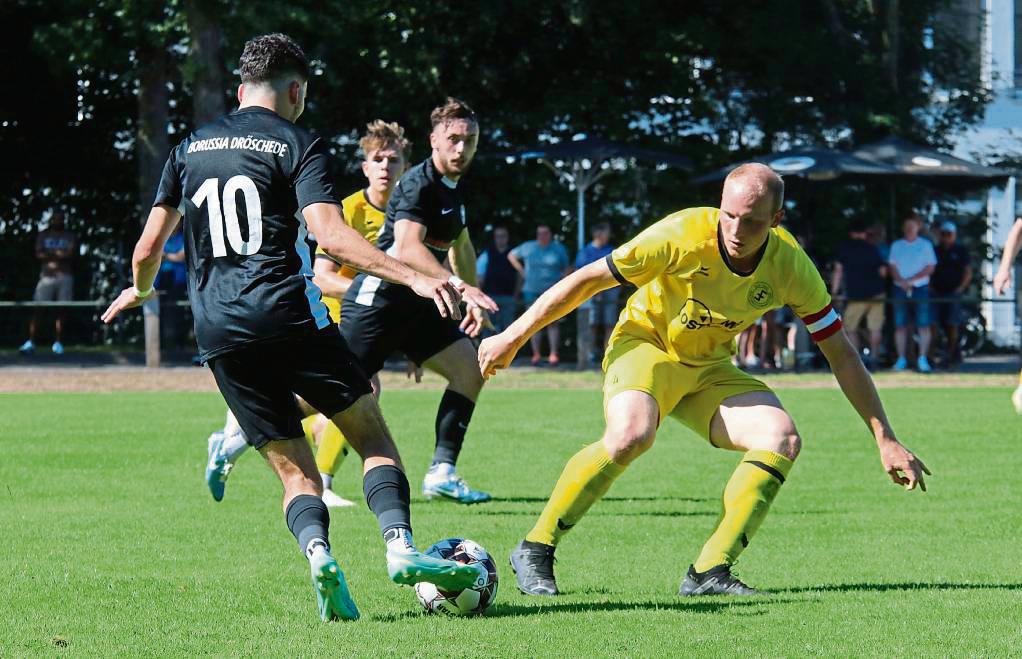 Merlin Sonntag (hier als Kapitän gegen Dröschede im Einsatz) ist angeschlagen. Trainer Nolte hofft, dass der Abwehrmann des SuS Bad Westernkotten auf die Zähne beißt. Foto: Wiegand