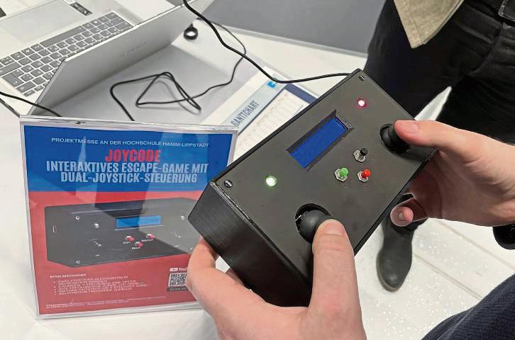 Kühler Kopf und ruhige Hand sind beim Projekt „JoyCode“ gefragt. Zwei Joysticks müssen für drei Sekunden auf Position gehalten werden. In jeder Runde wird so eine Ziffer freigeschaltet, sodass am Ende ein Zahlencode entsteht. Foto: HSHL/Maren Buß