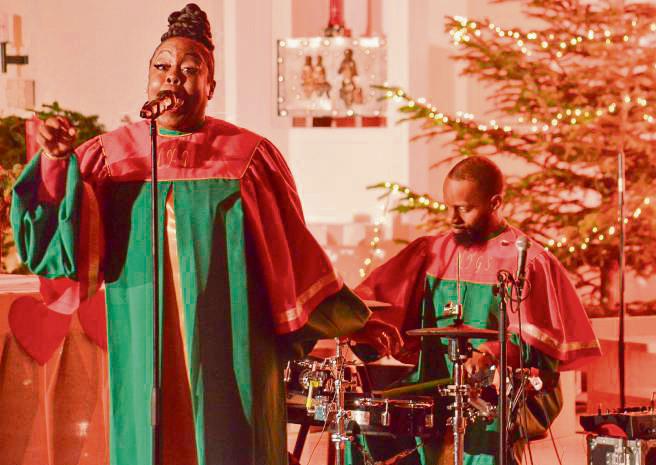 Sängerin Alison Hill Mitchell mit Schlagzeugzeuger Joshua Keitt in der festlich geschmückten Piuskirche. Fotos: Dietmar Gröbing
